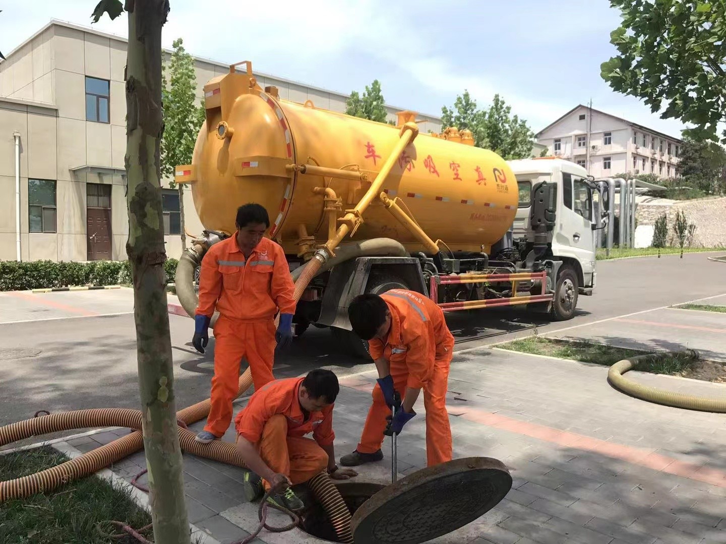 石门管道疏通车停在窨井附近