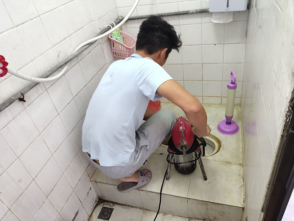 石门管道堵塞冒臭气 专业师傅现场解决问题
